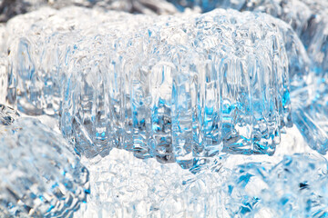 Wasser ist zu kleinen Eiskristallen gefroren die übereinander liegen.
