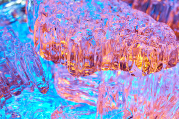 Wasser ist zu kleinen Eiskristallen gefroren die übereinander liegen.