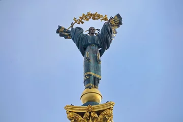 Foto op Plexiglas De figuur van het meisje Oranta sculptuur van gegoten brons, de top van het monument van onafhankelijkheid in Kiev © atdigit