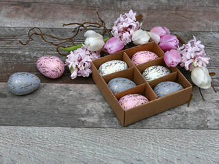 Ostereier in einer Box mit Blumen