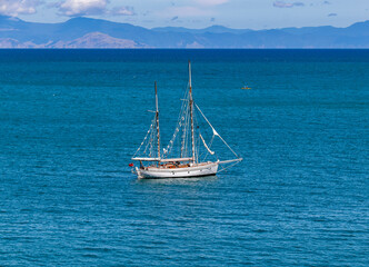 Fototapeta premium Voilier dans la baie du parc Abel Tasman, Nouvelle Zélande
