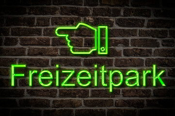 Fototapeta premium Leuchtreklame Freizeitpark