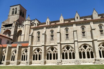 Fototapeta na wymiar Façade sud et clocher de l’abbatiale Saint-Robert de La Chaise-Dieu