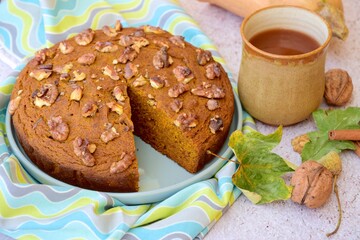 Naklejka premium Pumpkin walnut cinnamon chocolate cake served with hot chocolate drink