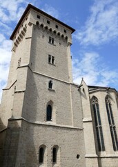 Fototapeta na wymiar La tour Clémentine et l’abside de l’abbatiale Saint-Robert de La Chaise-Dieu