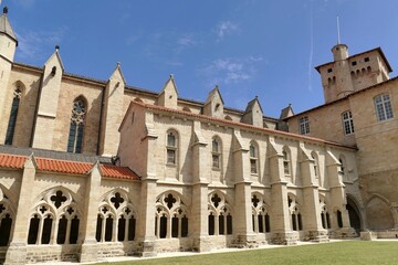 Fototapeta na wymiar La Façade sud de l’abbatiale Saint-Robert de La Chaise-Dieu et la tour Clémentine