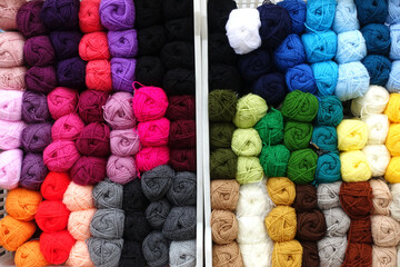 Pelotes de laine multicolores - obrazy, fototapety, plakaty