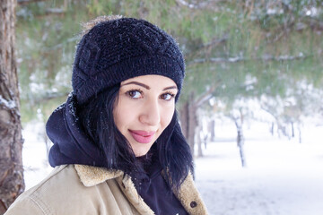 woman in forest, portrait of a woman in winter forest, cute woman in winter park