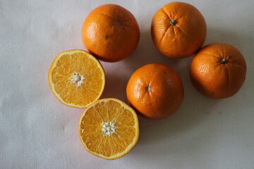 Kinnows and Sliced Kinnows which looks like Orange © Trending Now