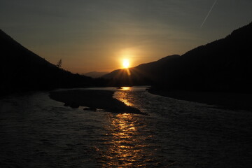 Sonnenuntergang über der Isar im bayrischen Kanada