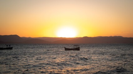 Barco em Pôr-do-sol em Tapera da Base - Florianópolis - SC