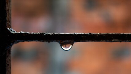 Gota de &aacute;gua en barra de ferro
