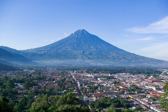 el Volc&aacute;n de Agua y la ciudad de Antigua Guatemala, Guatemala