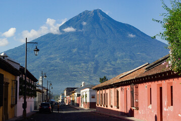 el Volcán de Agua y una calle de la ciudad de Antigua Guatemala, Guatemala