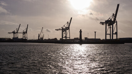 Fototapeta na wymiar Silhouette von Portalkränen im Hamburger Hafen