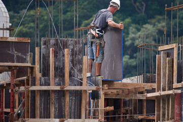 Bauarbeiter beim Schalungsbau für Betonstützen