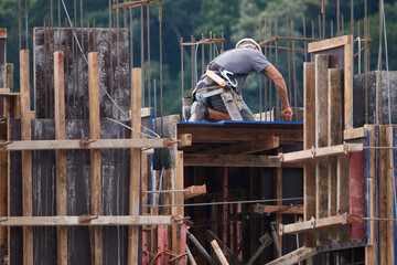 Bauarbeiter beim Schalungsbau f&uuml;r Betonst&uuml;tzen
