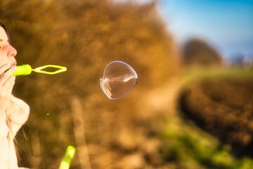 Fliegende Seifenblase im Sonnenlicht 