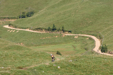 Fototapeta premium Mit dem Mountainbike unterwegs im südbrasilianischen Bergland