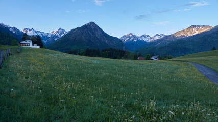 Fototapeta premium Berggipfel der Allgäuer Alpen im Morgenlicht