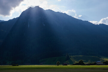 Die Sonne steigt am frühen Morgen über das Rubihorn