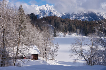 Blick über den zugefrorenen Freibergsee auf das Nebelhorn-Massiv