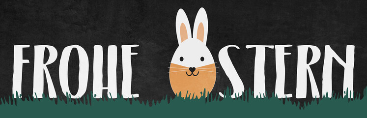 Frohe Ostern Hintergrund Panorama Banner Grußkarte - Osterei mit Hasenohren und Lettering Text auf grüner Wiese, isoliert auf schwarzer Tafel Kreidetafel Textur