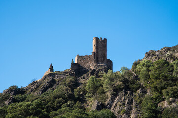 Lastours ch&acirc;teaux et village (Aude), ch&acirc;teaux cathares dont la fameuse Tour Regina (last ours est situ&eacute; pr&egrave;s de Carcassonne)