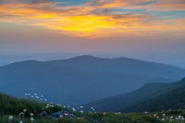 Obraz premium Wschód słońca na Babiej Górze, Małopolska, Polska