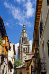 Naklejka na ściany i meble Torre de la catedral de Toledo, visto desde una calle estrecha.