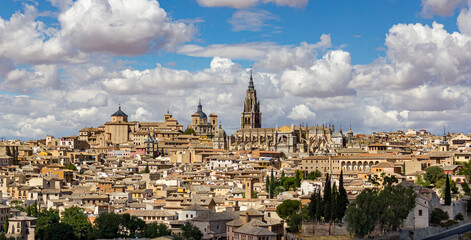 Vista sobre Toledo, con cielo azul y nubes blancos.