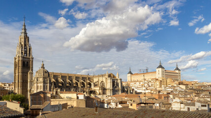 Fototapeta na wymiar Vista sobre Toledo con la catedral y el Alcázar de Toledo.