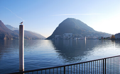 Panorama sul Monte San Salvatore e sul Lago di Lugano in un pomeriggio d'inverno.