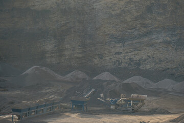Abbau von Baumaterialien im Kalkstein Steinbruch