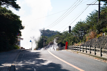 日本にある長崎県の観光名所「雲仙地獄」と「雲仙温泉」の写真
