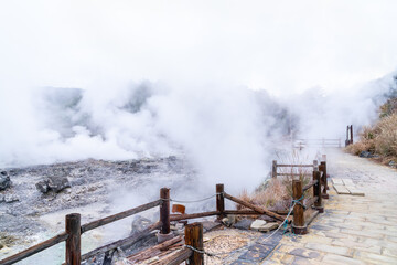 Fototapeta premium 日本にある長崎県の観光名所「雲仙地獄」と「雲仙温泉」の写真