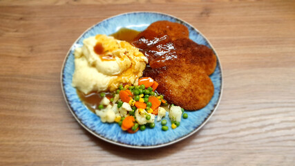 Mittagessen, Abendessen, Teller mit Hähnchenschnitzel, Kartoffelpüree und Gemüse