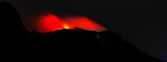 volcanic activity of Stromboli © Roland