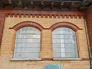 Zwei Alte Fabrikfenster mit vielen Quadratischen