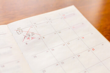 スケジュール帳にコロナで中止になった4月の入学式の予定を書く