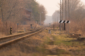 Szynobus jadący po torach kolejowych. © boguslavus