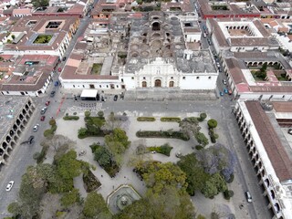 Vuelo de dron sobre el parque central de la Antigua Guatemala