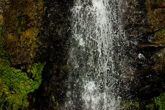 agua cayendo de una cascada muy alto a la quebrada 