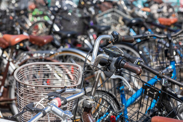 Fototapeta na wymiar 多くの自転車で溢れる駅近くの駐輪場