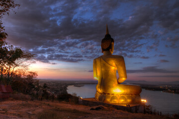 Obraz premium Giant Golden Buddha statue at sunset in Pakse Laos Mekong River