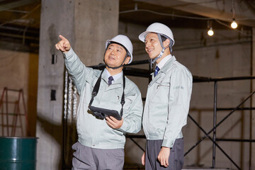 工事現場で働く作業員