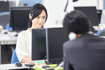 ビジネスウーマン　デスクワーク