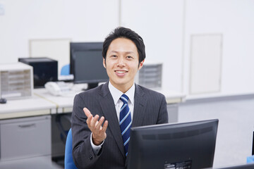 オフィスで働くビジネスマン