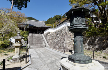 春の善峯寺　参道と観音堂　京都市