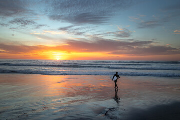 Fototapeta premium surfer at sunset